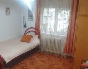 Apartament 3 camere, zona Titulescu-Centru. 